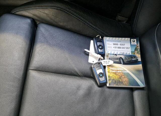 BMW 3-SERIE Touring 318i M Sport Automaat Corporate / Panoramadak / Leder-sport / Pdc.+Camera / Navigatie / M-Sport plus - Parking - Media Pack