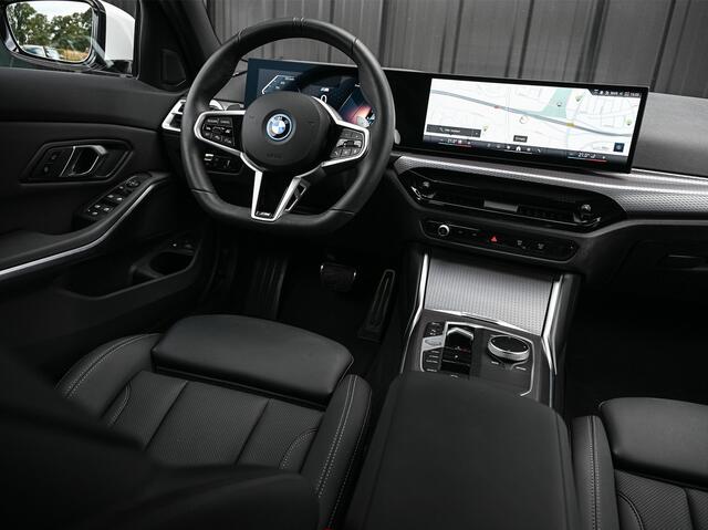 BMW 3-SERIE Touring 330e xDrive M-SPORT | FACELIFT | ACCU 19,5 kWh | ACTIVE CRUISE | HIFI AUDIO | CAMERA | FULL-LED | STUUR- EN STOELVERWARMING | EL. TREKHAAK