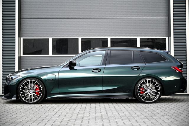 BMW 3-SERIE Touring 320e / M-SPORT / PANO / M-PERF SEATS / CARBON / HARMAN KARDON / MEMORY / HUD / OXFORDGREEN / 20"