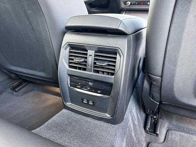 BMW 3-SERIE Touring 318i M-Sport 18 Inch / Electrische Zwenkhaak / Binnen & Buitenspiegel Automatisch Dimmend / Stoelverwarming