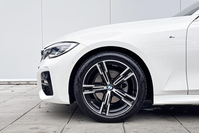BMW 3-SERIE Sedan 320i High Executive M-Sport / Head Up Display / Getinte Ramen / Active Cruise Controle / Elektrisch verstelbare stoelen / Stoelverwarming / Adaptief Onderstel / Comfort Acces / Driving Assistant / Laser Light