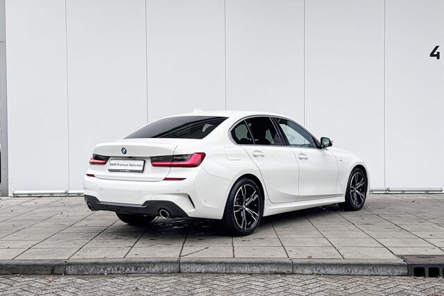 BMW 3-SERIE Sedan 320i High Executive M-Sport / Head Up Display / Getinte Ramen / Active Cruise Controle / Elektrisch verstelbare stoelen / Stoelverwarming / Adaptief Onderstel / Comfort Acces / Driving Assistant / Laser Light