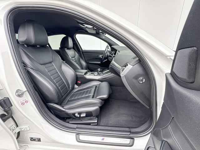 BMW 3-SERIE Sedan 320i High Executive M-Sport / Head Up Display / Getinte Ramen / Active Cruise Controle / Elektrisch verstelbare stoelen / Stoelverwarming / Adaptief Onderstel / Comfort Acces / Driving Assistant / Laser Light