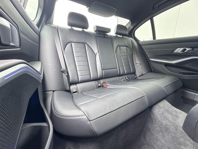 BMW 3-SERIE Sedan 320i High Executive M-Sport / Head Up Display / Getinte Ramen / Active Cruise Controle / Elektrisch verstelbare stoelen / Stoelverwarming / Adaptief Onderstel / Comfort Acces / Driving Assistant / Laser Light