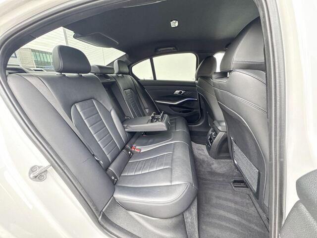 BMW 3-SERIE Sedan 320i High Executive M-Sport / Head Up Display / Getinte Ramen / Active Cruise Controle / Elektrisch verstelbare stoelen / Stoelverwarming / Adaptief Onderstel / Comfort Acces / Driving Assistant / Laser Light