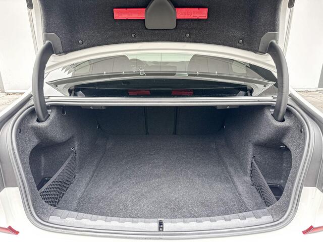 BMW 3-SERIE Sedan 320i High Executive M-Sport / Head Up Display / Getinte Ramen / Active Cruise Controle / Elektrisch verstelbare stoelen / Stoelverwarming / Adaptief Onderstel / Comfort Acces / Driving Assistant / Laser Light