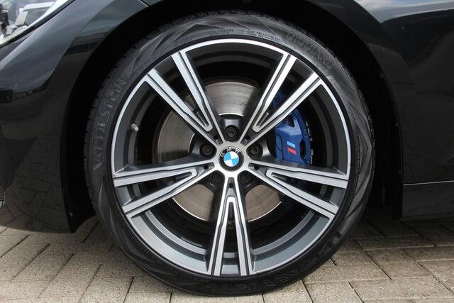 BMW 3-SERIE 330d High Exe | M Sport | Panodak | Sfeerverl | HUD | LED | Navi | CarPlay | ECC | PDC | Cruise | Leder | LMV19'' | El.Trekhaak | Zeer nette