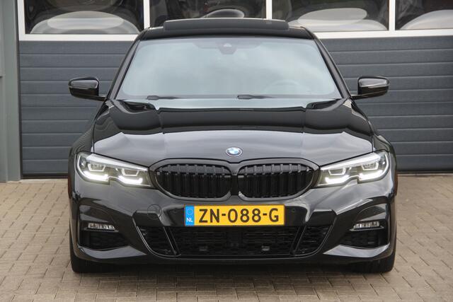 BMW 3-SERIE 330d High Exe | M Sport | Panodak | Sfeerverl | HUD | LED | Navi | CarPlay | ECC | PDC | Cruise | Leder | LMV19'' | El.Trekhaak | Zeer nette
