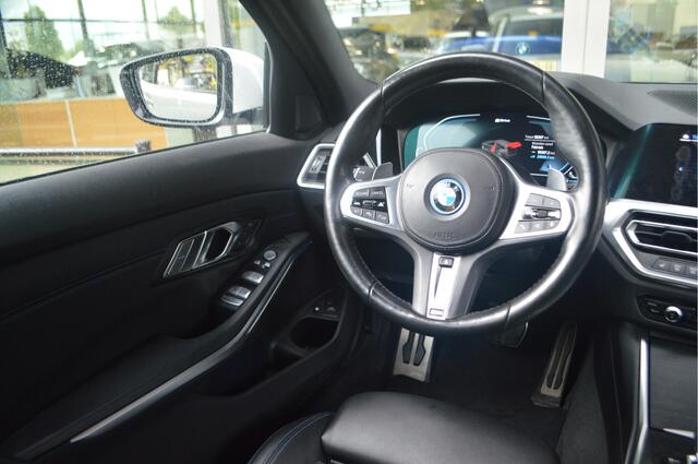 BMW 3-SERIE Touring 320e xDrive High Executive M Sport Automaat / Laserlight / Head-Up display / Comfort Acces / ACC / 18"LM-velgen