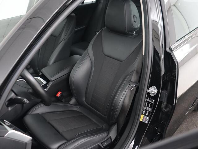 BMW 3-SERIE 330e Sport Line | Stoelverwarming | Carplay | Sportstoelen | Half leder | Camera | Navigatie | Live Cockpit | DAB | Full LED | Park Assist | Navigatie | Climate control | PHEV | Plug In