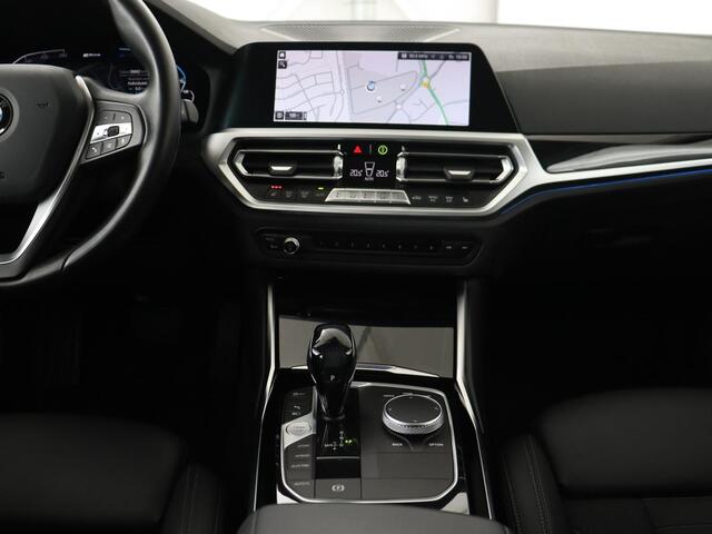 BMW 3-SERIE 330e Sport Line | Stoelverwarming | Carplay | Sportstoelen | Half leder | Camera | Navigatie | Live Cockpit | DAB | Full LED | Park Assist | Navigatie | Climate control | PHEV | Plug In