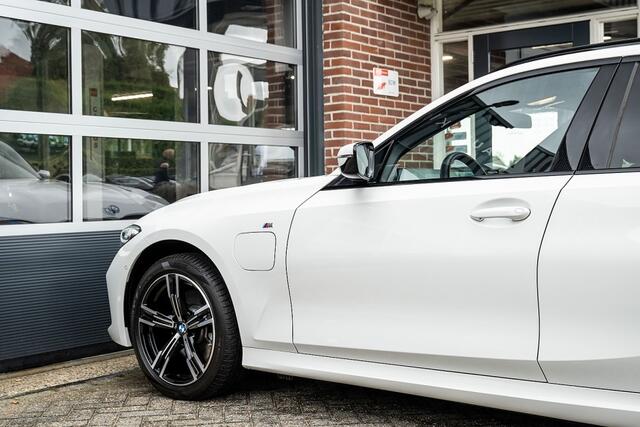 BMW 3-SERIE 330 330e xDrive M Sport LCI | Facelift | Shadow | Trekhaak | Widescreen | Hifi | Camera | 18' inch |