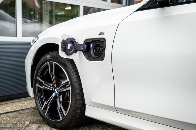 BMW 3-SERIE 330 330e xDrive M Sport LCI | Facelift | Shadow | Trekhaak | Widescreen | Hifi | Camera | 18' inch |