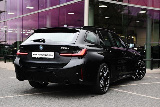 BMW 3-SERIE Touring 330e xDrive M Sport Automaat / Panoramadak / Trekhaak / Sportstoelen / Achteruitrijcamera / Adaptieve LED / Widescreen Display