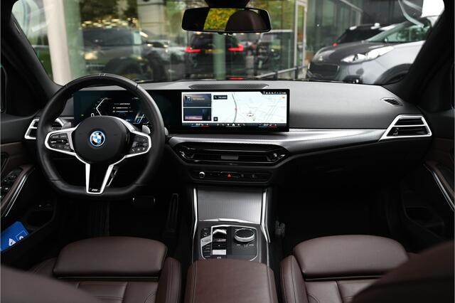 BMW 3-SERIE Touring 330e xDrive M Sport Automaat / Panoramadak / Trekhaak / Sportstoelen / Achteruitrijcamera / Adaptieve LED / Widescreen Display