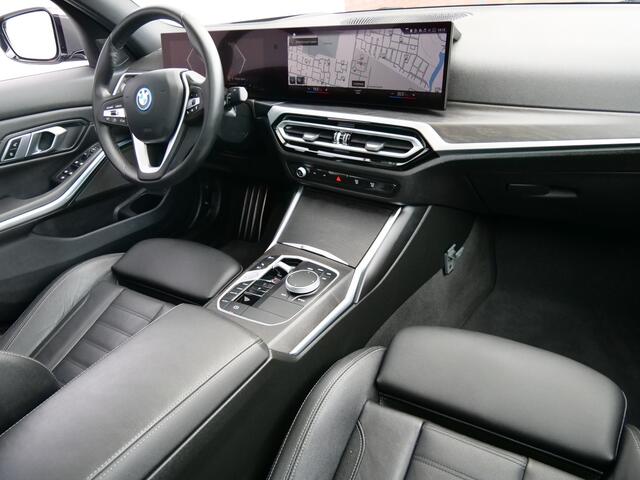 BMW 3-SERIE 320e 204 Pk Automaat Leer / Navi / Schuifdak / Camera / Head-up