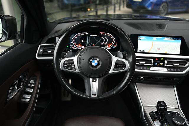 BMW 3-SERIE Touring M340i xDrive Automaat / Panoramadak / Trekhaak / Sportstoelen / Laserlight / M Adaptief onderstel / Comfort Access / Gesture Control / Stoelverwarming / Head-Up