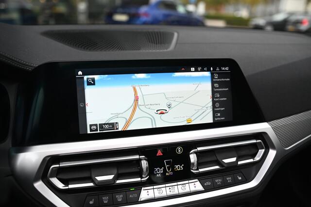 BMW 3-SERIE Touring M340i xDrive Automaat / Panoramadak / Trekhaak / Sportstoelen / Laserlight / M Adaptief onderstel / Comfort Access / Gesture Control / Stoelverwarming / Head-Up