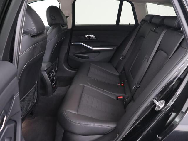 BMW 3-SERIE Touring 330e | Trekhaak | Half Leder | Stoel & Stuurverwarming | Sfeerverlichting | Carplay | Cruise Control | PDC