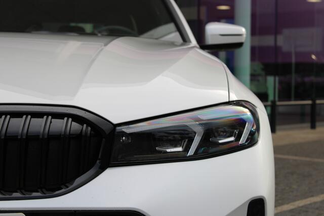 BMW 3-SERIE Touring 330i xDrive High Executive M Sport Automaat / Panoramadak / Trekhaak / Sportstoelen / Comfort Access / Adaptieve LED / Parking Assistant Plus