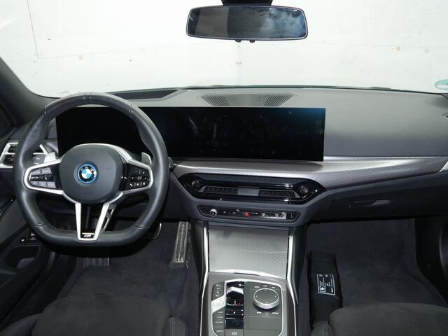 BMW 3-SERIE Touring 330e M-Sport | Panorama | Trekhaak | Elek. Verst.Stoelen | Stoel/Stuurverwarming | Harman Kardon