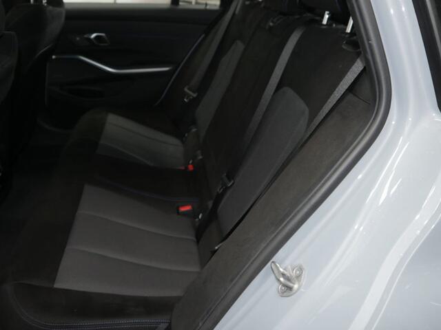 BMW 3-SERIE Touring 330e M-Sport | Panorama | Trekhaak | Elek. Verst.Stoelen | Stoel/Stuurverwarming | Harman Kardon