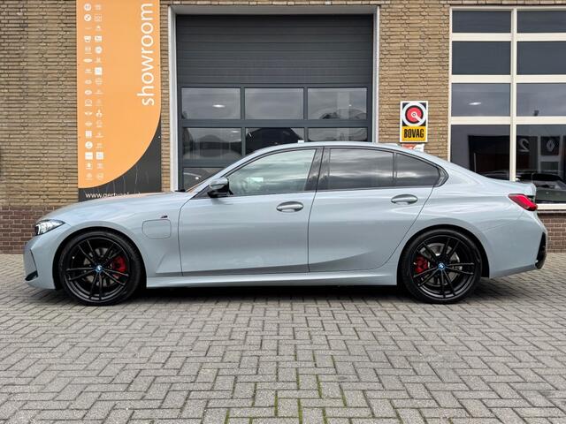 BMW 3-SERIE 320e M-SPORT PERFORMANCE PANO/ALCANTARA/WIDESCREEN/LED/NL-AUTO