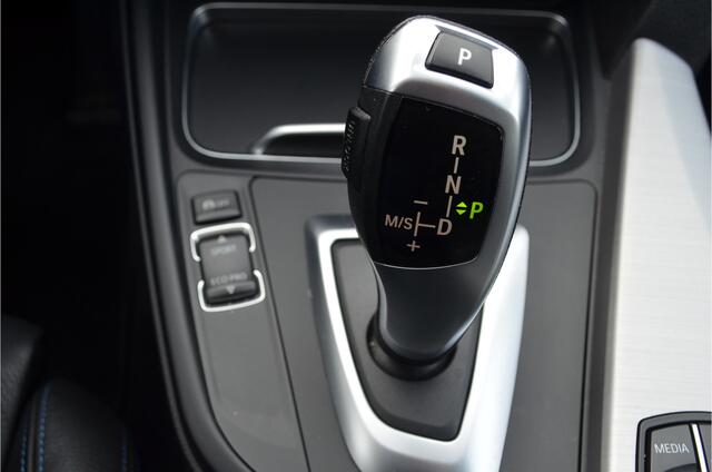 BMW 3-SERIE Touring 318i M Pakket Vol Leer St.verw. Elek. Achterklep Zwarte Raamlijsten Led Koplamp.