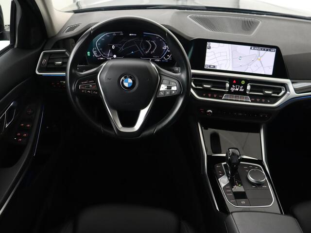 BMW 3-SERIE 330e Sport Line | Adaptive cruise | Stoelverwarming | Sportstoelen | Carplay | Sfeerverlichting | Live Cockpit | Navigatie | Half leder | DAB | Climate control | PHEV | Plug In