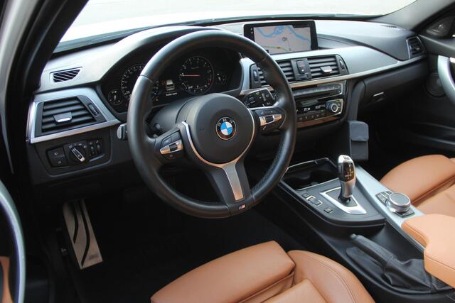 BMW 3-SERIE Touring 318i M Sport Edition | NL Auto | PANO-DAK | HARMAN KARDON | Keyless | Digi-Dash | Navi | BMW ConnectedDrive | Sportstoelen | Stoelverw | ECC | Bluetooth | PDC | AUX-USB | Alarm | Dealer onderhouden | Zeer nette