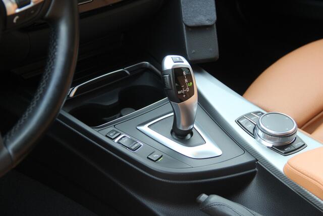 BMW 3-SERIE Touring 318i M Sport Edition | NL Auto | PANO-DAK | HARMAN KARDON | Keyless | Digi-Dash | Navi | BMW ConnectedDrive | Sportstoelen | Stoelverw | ECC | Bluetooth | PDC | AUX-USB | Alarm | Dealer onderhouden | Zeer nette