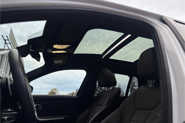 BMW 3-SERIE Touring 330e M-Sport Pro | 19,5kWh | Panodak | Head-up | Memory | Trekhaak | 360° Camera | Fabrieksgarantie