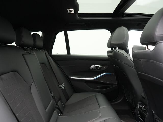 BMW 3-SERIE Touring 330e xDrive Sportline Plug In Hybrid 293pk Dealer O.H. PHEV | Panodak | Head Up | Adaptive Cruise | Laser LED | Harman & Kardon | Lederen Sportstoelen Memory & Verwarmd | Sfeerverlichting | Virtual | Navigatie |
