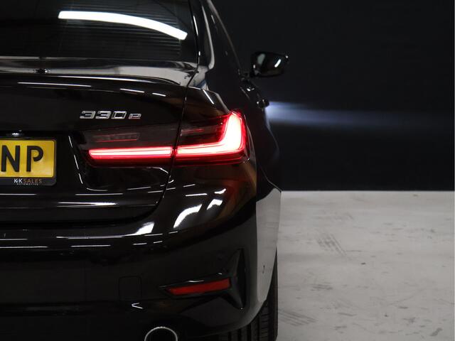 BMW 3-SERIE 330e eDrive Sport [SCHUIFKANTELDAK, PDC V+A, CAMERA 360, ADAPTIVE CRUISE CONTROL, LANE ASSIST, APPLE CARPLAY, ANDROID AUTO, STOELVERWARMING, SFEERVERLICHTING, NIEUWSTAAT]