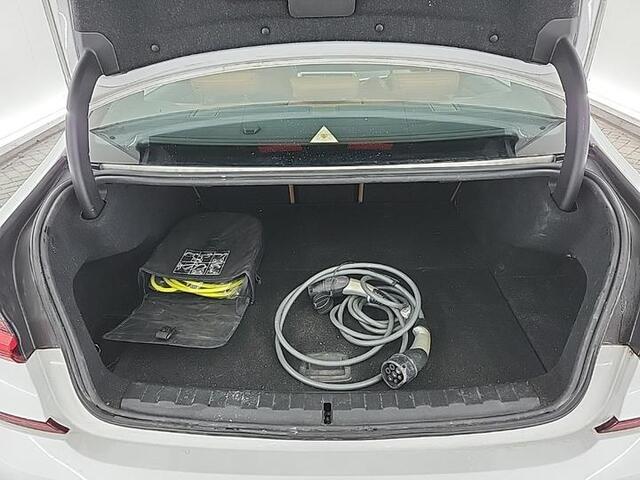 BMW 3-SERIE 330e M-Sport | Navi | Leder | Sfeer Verlichting