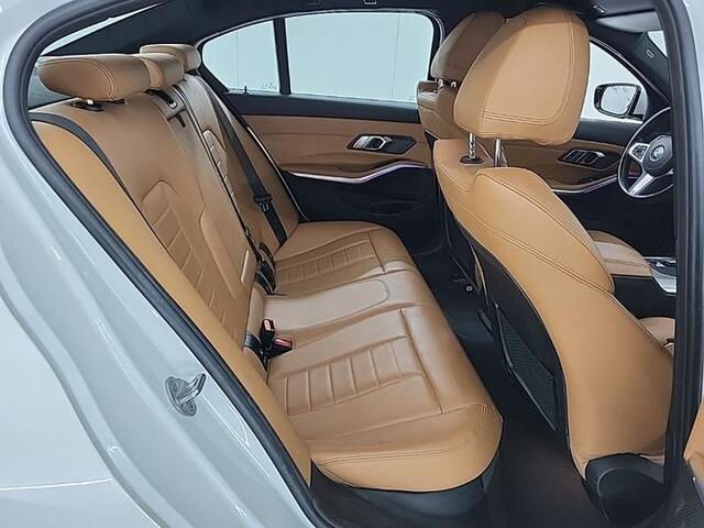 BMW 3-SERIE 330e M-Sport | Navi | Leder | Sfeer Verlichting