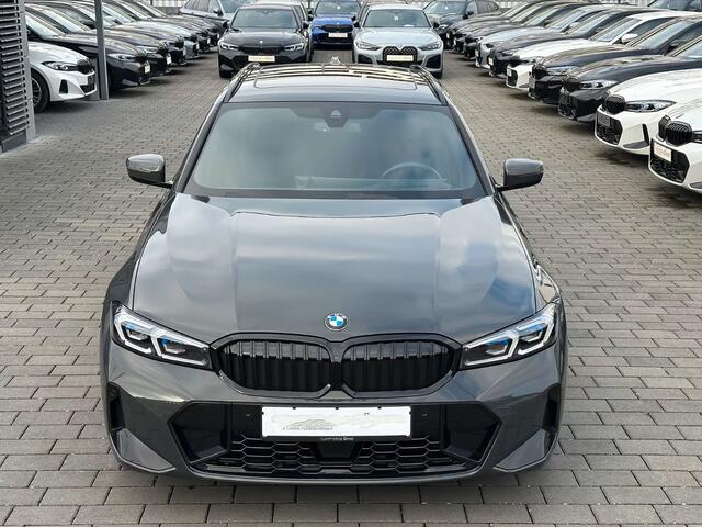 BMW 3-SERIE Touring 320d xDrive M-SPORT ** LED, NAVI+, PANORAMA, HuD, TREKH, 19-inch LMV, DRAVIT GRAU ** 1e EIG - UNFALLFREI ** ** INFORMEER OOK NAAR ONZE AANTREKKELIJKE FINANCIAL-LEASE TARIEVEN **