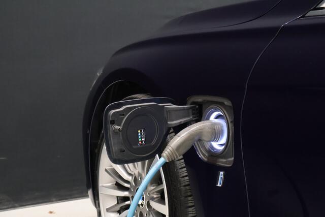 BMW 3-SERIE 330e M Sport [SCHUIFKANTELDAK, MEMORY SEATS, ADAPTIVE CRUISECONTROL, STOELVERWARMING, VOL LEDER, HEAD-UP, PDC V+A, BLUETOOTH, CLIMATE CONTROL, NIEUWSTAAT]