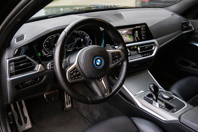 BMW 3-SERIE Touring 330e High Executive M-Sport , Adap. cruise, Trekhaak, Stoel/stuurverwarming,