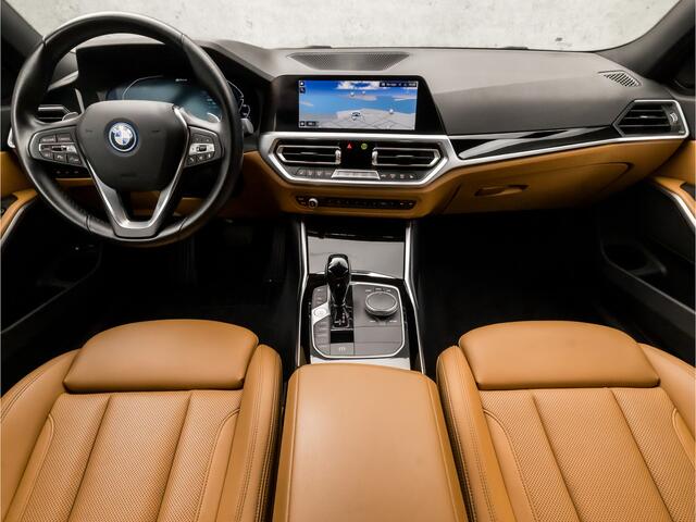 BMW 3-SERIE Touring 320e High Executive 204Pk Automaat (APPLE CARPLAY, GROOT NAVI, COGNAC LEDER, TREKHAAK ELEKTRISCH, STOELVERWARMING, SPORTSTOELEN, CAMERA, GETINT GLAS, ELEK ACHTERKLEP, NIEUWSTAAT)