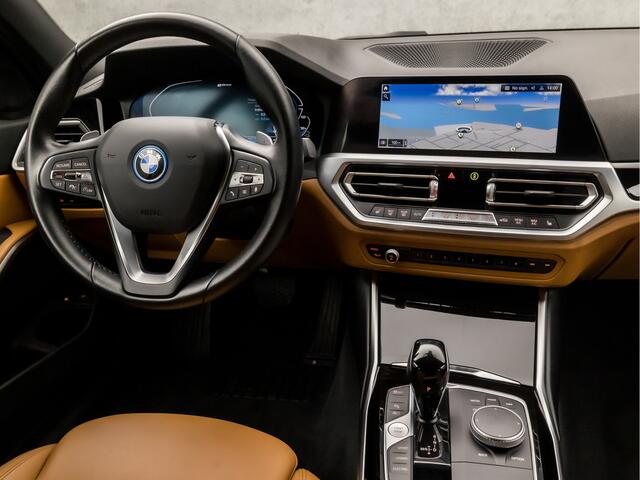 BMW 3-SERIE Touring 320e High Executive 204Pk Automaat (APPLE CARPLAY, GROOT NAVI, COGNAC LEDER, TREKHAAK ELEKTRISCH, STOELVERWARMING, SPORTSTOELEN, CAMERA, GETINT GLAS, ELEK ACHTERKLEP, NIEUWSTAAT)