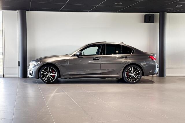 BMW 3-SERIE Sedan 330e eDrive Edition | M Sport Plus | Glazen schuif-/kanteldak | Stoelverwarming | Head-Up Display |