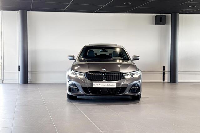 BMW 3-SERIE Sedan 330e eDrive Edition | M Sport Plus | Glazen schuif-/kanteldak | Stoelverwarming | Head-Up Display |