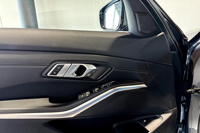 BMW 3-SERIE Sedan 330e eDrive Edition | M Sport Plus | Glazen schuif-/kanteldak | Stoelverwarming | Head-Up Display |