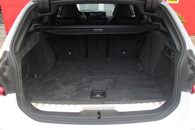 BMW 3-SERIE Touring 330e 292PK M-SPORT | M-SPORT PRO-PAKKET | M-SPORT REMMEN UITGEVOERD IN DONKERBLAUW MET M LOGO | BMW LIVE COCKPIT PROFESSIONAL | CURVED DISPLAY |DRIVING ASSISTANT INCL. HEAD-UP DISPLAY | PANORAMISCH SCHUIF/KANTEL DAK | PARKING ASSIST INCL. ACHTERUI