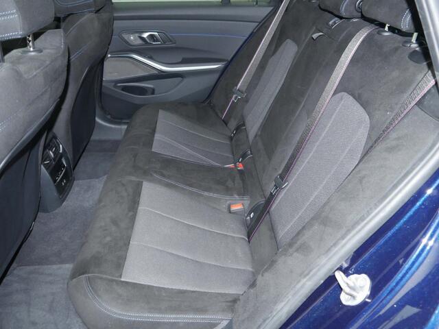 BMW 3-SERIE Touring 330e xDrive M-Sport Pro | Panorama | CoPilot | Harman Kardon | Trekhaak | Memory | 19" Jet Black