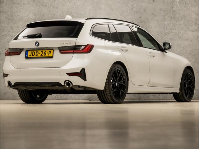 BMW 3-SERIE Touring 330e High Executive Sportline 293Pk Automaat (APPLE CARPLAY, GROOT NAVI, LEDER, CAMERA, SFEERVERLICHTING, STOELVERWARMING, SPORTSTOELEN, GETINT GLAS, TREKHAAK ELEKTRISCH, ELEK ACHTERKLEP, NIEUWSTAAT)
