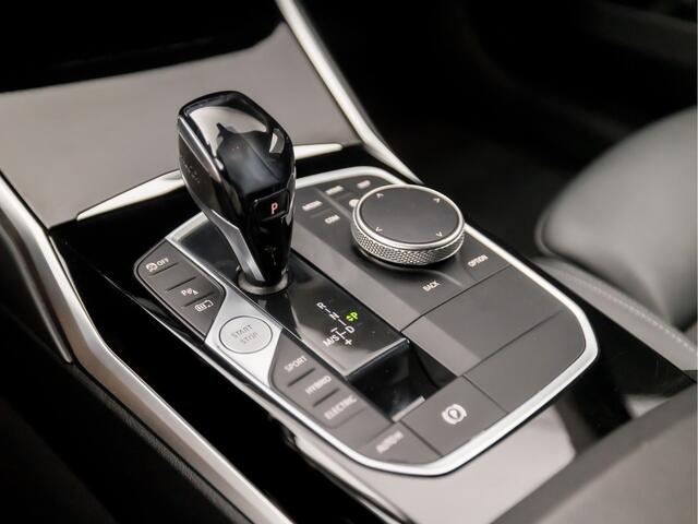 BMW 3-SERIE Touring 330e High Executive Sportline 293Pk Automaat (APPLE CARPLAY, GROOT NAVI, LEDER, CAMERA, SFEERVERLICHTING, STOELVERWARMING, SPORTSTOELEN, GETINT GLAS, TREKHAAK ELEKTRISCH, ELEK ACHTERKLEP, NIEUWSTAAT)