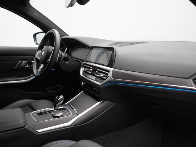BMW 3-SERIE Touring 330e M Sport Plug In Hybrid 293pk Dealer O.H. PHEV | Trekhaak Af Fabriek | Sfeerverlichting | Alcantara Sporstoelen Verwarmd | Apple Carplay | Navigatie | Virtual | Cruise Control | DAB |