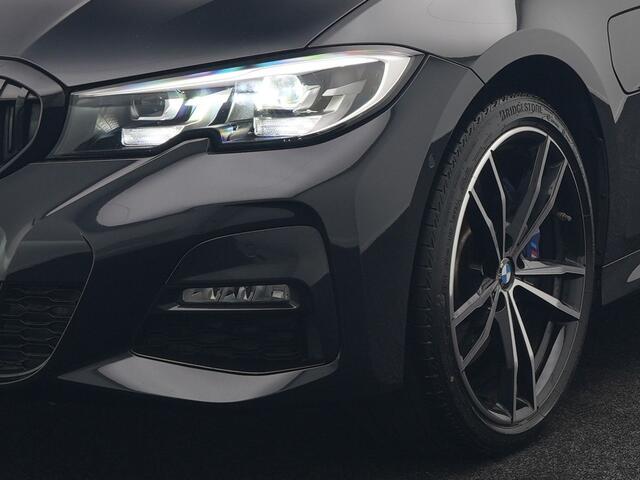 BMW 3-SERIE Touring 330e M Sport Plug In Hybrid 293pk Dealer O.H. PHEV | Trekhaak Af Fabriek | Sfeerverlichting | Alcantara Sporstoelen Verwarmd | Apple Carplay | Navigatie | Virtual | Cruise Control | DAB |